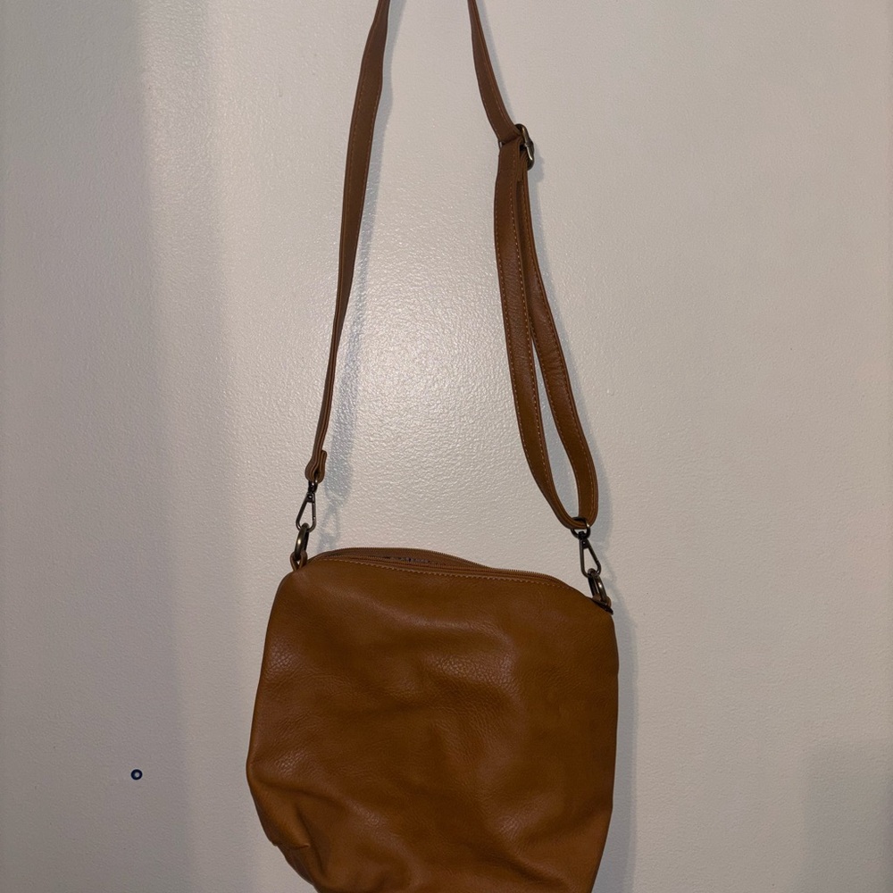 Elegant Tan Leather Shoulder Bag